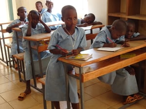 Bambina al banco di scuola